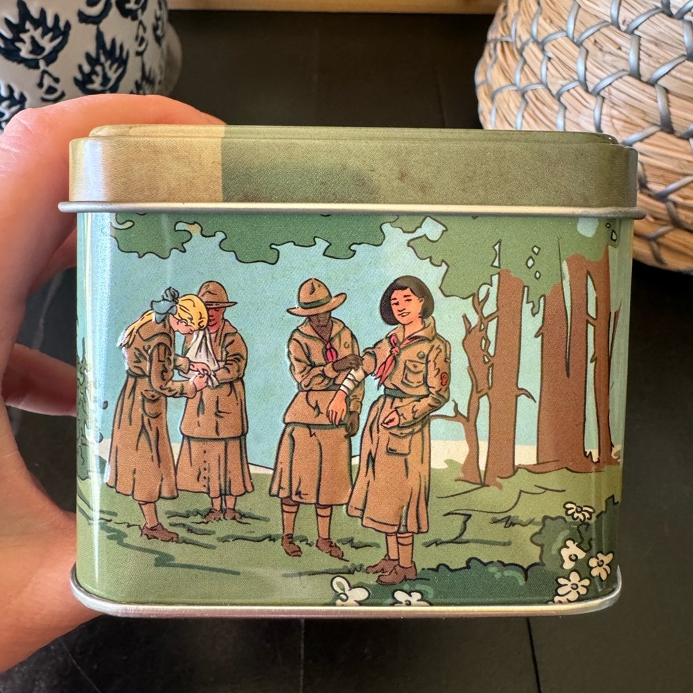SOLD 💚 Adorable Girl Scouts Camping Pail Tin Box w/ Handle - Picture 4 of 11